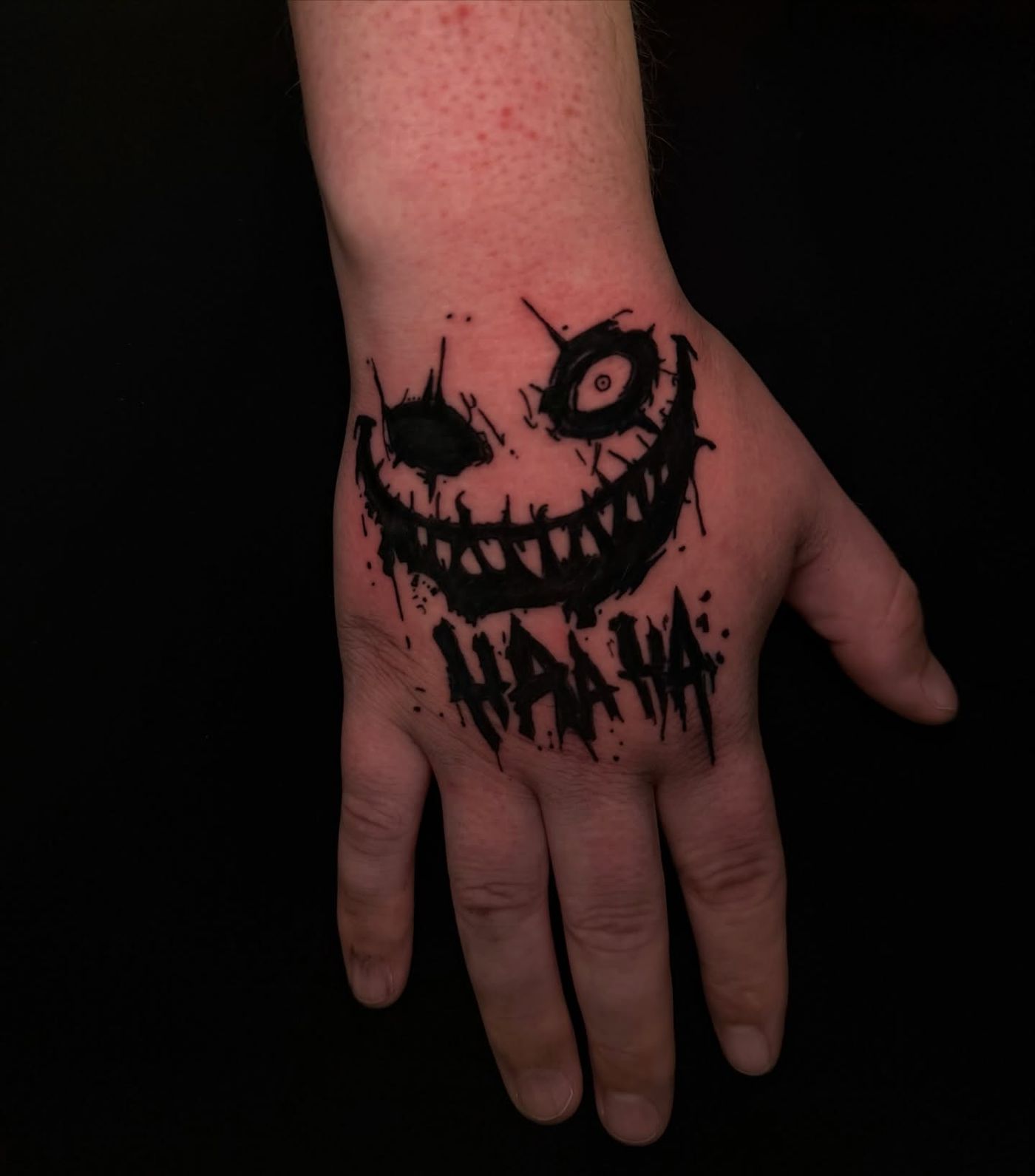 Joker Hand-Tattoo